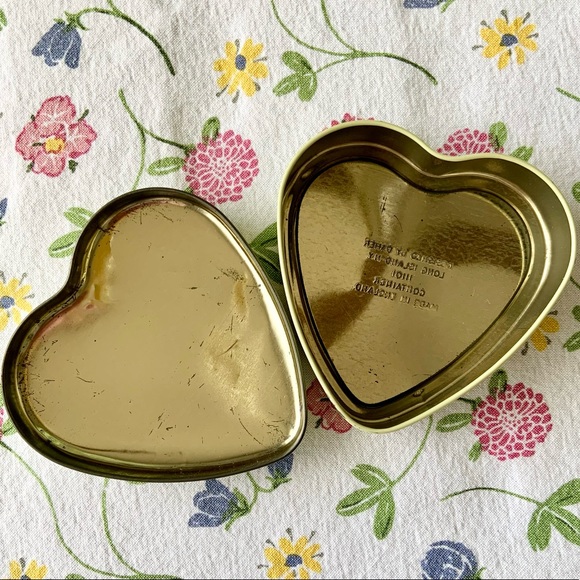Vintage Heart Metal Tin made in England / Small Vintage Tin / Heart Keepsake Tin - Picture 4 of 16